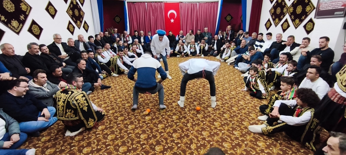 FOTOĞRAF KARELERİ: Sakarya Yaren Geceleri’nde Tarihi Anlar (07.02.2026) Sakarya Çankırılılar Derneği’nin ev sahipliğinde, Erenler Belediye Başkanı Şenol Dinç’in katılımıyla gerçekleşen muhteşem Yaren Gecesi’nden objektiflere