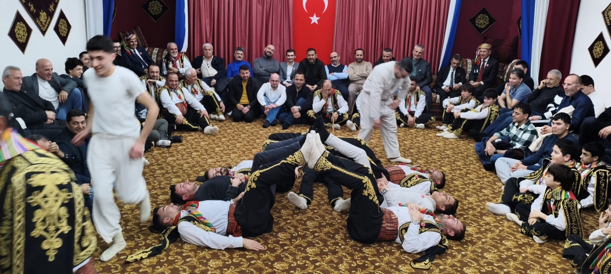 FOTOĞRAF KARELERİ: Sakarya Yaren Geceleri’nde Tarihi Anlar (07.02.2026) Sakarya Çankırılılar Derneği’nin ev sahipliğinde, Erenler Belediye Başkanı Şenol Dinç’in katılımıyla gerçekleşen muhteşem Yaren Gecesi’nden objektiflere