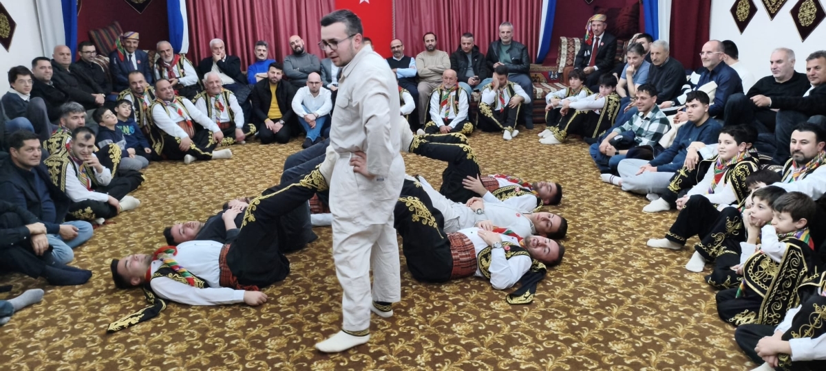 FOTOĞRAF KARELERİ: Sakarya Yaren Geceleri’nde Tarihi Anlar (07.02.2026) Sakarya Çankırılılar Derneği’nin ev sahipliğinde, Erenler Belediye Başkanı Şenol Dinç’in katılımıyla gerçekleşen muhteşem Yaren Gecesi’nden objektiflere