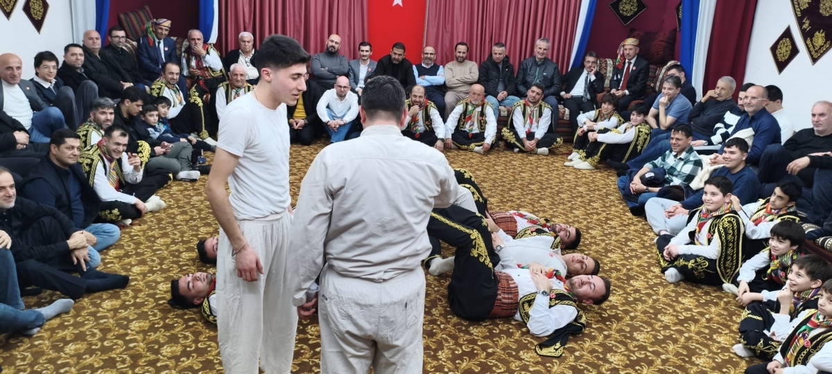 FOTOĞRAF KARELERİ: Sakarya Yaren Geceleri’nde Tarihi Anlar (07.02.2026) Sakarya Çankırılılar Derneği’nin ev sahipliğinde, Erenler Belediye Başkanı Şenol Dinç’in katılımıyla gerçekleşen muhteşem Yaren Gecesi’nden objektiflere