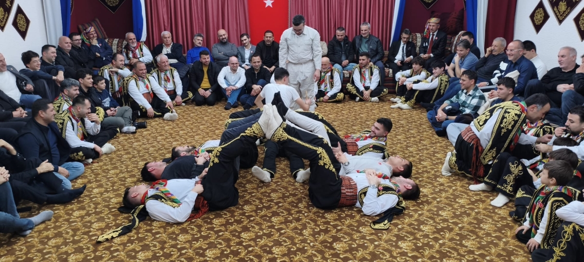 FOTOĞRAF KARELERİ: Sakarya Yaren Geceleri’nde Tarihi Anlar (07.02.2026) Sakarya Çankırılılar Derneği’nin ev sahipliğinde, Erenler Belediye Başkanı Şenol Dinç’in katılımıyla gerçekleşen muhteşem Yaren Gecesi’nden objektiflere