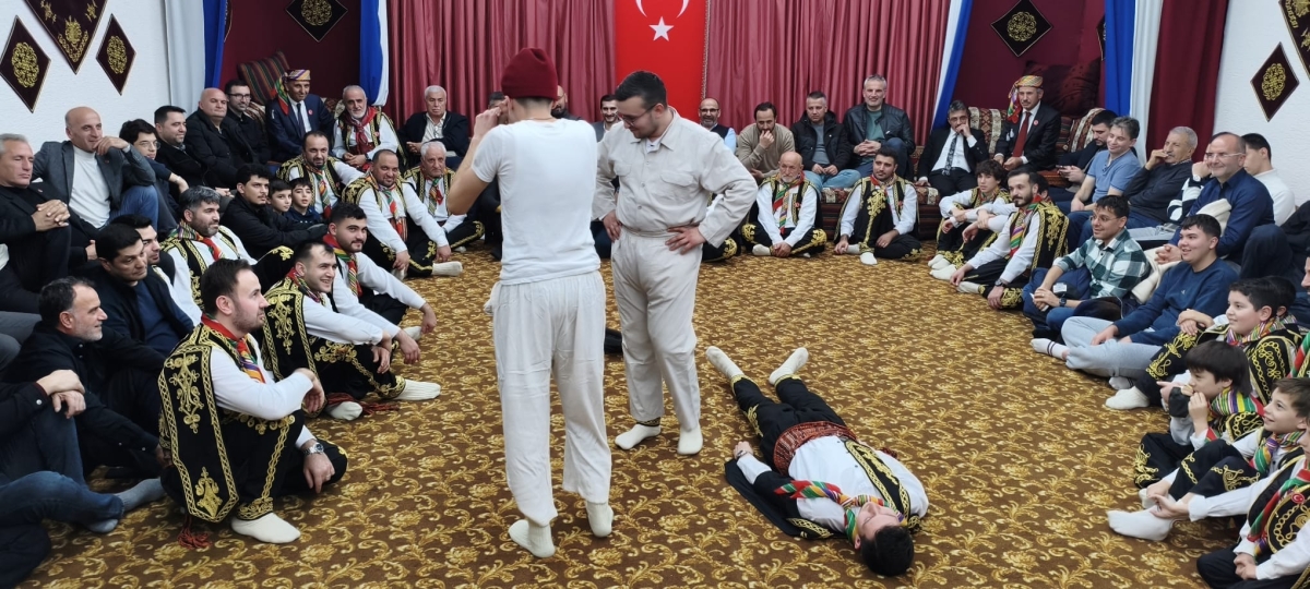 FOTOĞRAF KARELERİ: Sakarya Yaren Geceleri’nde Tarihi Anlar (07.02.2026) Sakarya Çankırılılar Derneği’nin ev sahipliğinde, Erenler Belediye Başkanı Şenol Dinç’in katılımıyla gerçekleşen muhteşem Yaren Gecesi’nden objektiflere