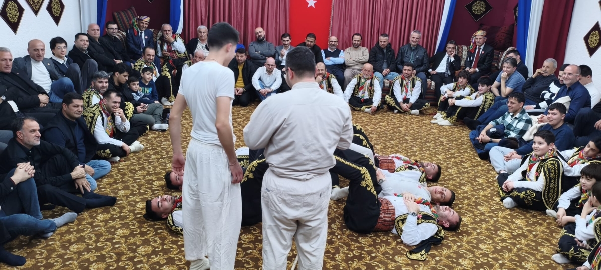 FOTOĞRAF KARELERİ: Sakarya Yaren Geceleri’nde Tarihi Anlar (07.02.2026) Sakarya Çankırılılar Derneği’nin ev sahipliğinde, Erenler Belediye Başkanı Şenol Dinç’in katılımıyla gerçekleşen muhteşem Yaren Gecesi’nden objektiflere