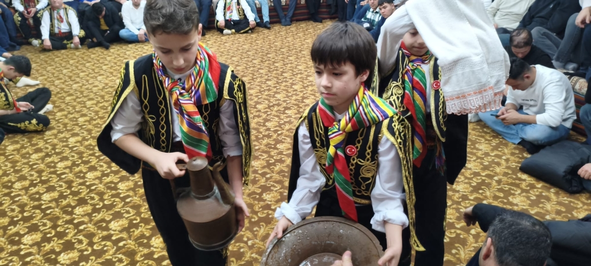 FOTOĞRAF KARELERİ: Sakarya Yaren Geceleri’nde Tarihi Anlar (07.02.2026) Sakarya Çankırılılar Derneği’nin ev sahipliğinde, Erenler Belediye Başkanı Şenol Dinç’in katılımıyla gerçekleşen muhteşem Yaren Gecesi’nden objektiflere