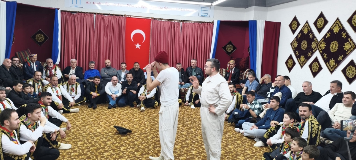 FOTOĞRAF KARELERİ: Sakarya Yaren Geceleri’nde Tarihi Anlar (07.02.2026) Sakarya Çankırılılar Derneği’nin ev sahipliğinde, Erenler Belediye Başkanı Şenol Dinç’in katılımıyla gerçekleşen muhteşem Yaren Gecesi’nden objektiflere