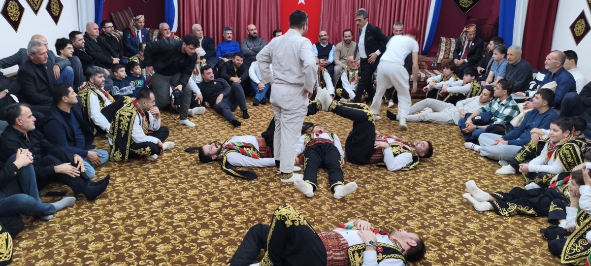 FOTOĞRAF KARELERİ: Sakarya Yaren Geceleri’nde Tarihi Anlar (07.02.2026) Sakarya Çankırılılar Derneği’nin ev sahipliğinde, Erenler Belediye Başkanı Şenol Dinç’in katılımıyla gerçekleşen muhteşem Yaren Gecesi’nden objektiflere
