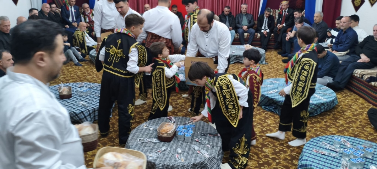 FOTOĞRAF KARELERİ: Sakarya Yaren Geceleri’nde Tarihi Anlar (07.02.2026) Sakarya Çankırılılar Derneği’nin ev sahipliğinde, Erenler Belediye Başkanı Şenol Dinç’in katılımıyla gerçekleşen muhteşem Yaren Gecesi’nden objektiflere