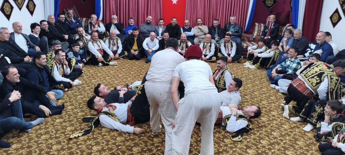 FOTOĞRAF KARELERİ: Sakarya Yaren Geceleri’nde Tarihi Anlar (07.02.2026) Sakarya Çankırılılar Derneği’nin ev sahipliğinde, Erenler Belediye Başkanı Şenol Dinç’in katılımıyla gerçekleşen muhteşem Yaren Gecesi’nden objektiflere