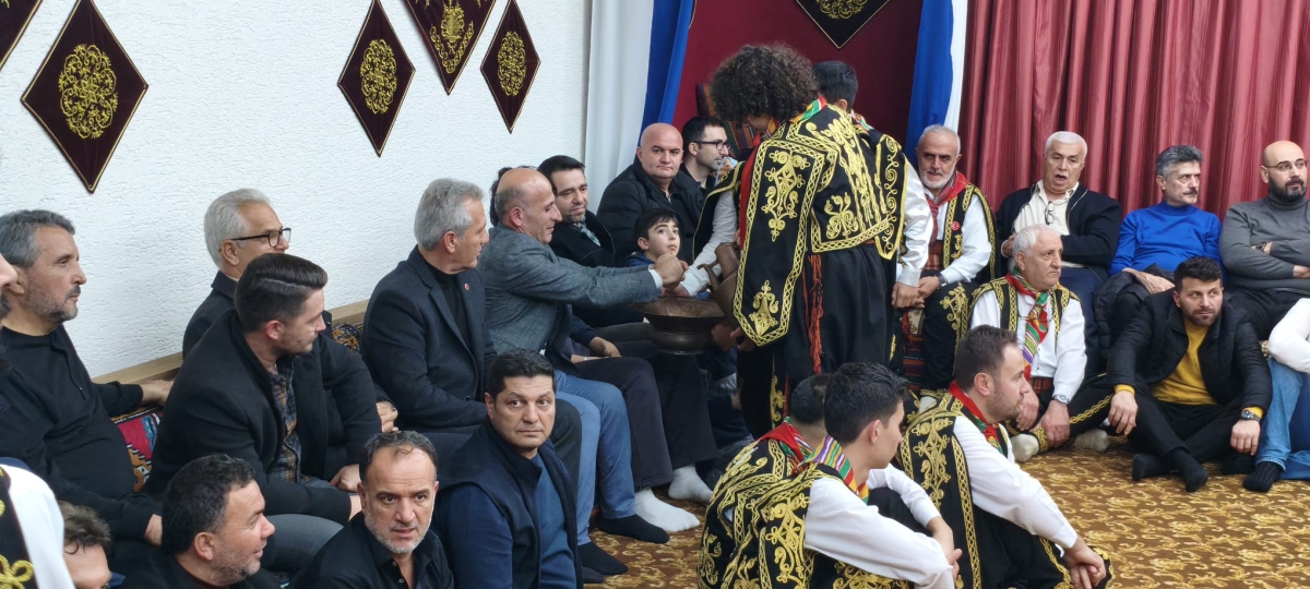 FOTOĞRAF KARELERİ: Sakarya Yaren Geceleri’nde Tarihi Anlar (07.02.2026) Sakarya Çankırılılar Derneği’nin ev sahipliğinde, Erenler Belediye Başkanı Şenol Dinç’in katılımıyla gerçekleşen muhteşem Yaren Gecesi’nden objektiflere