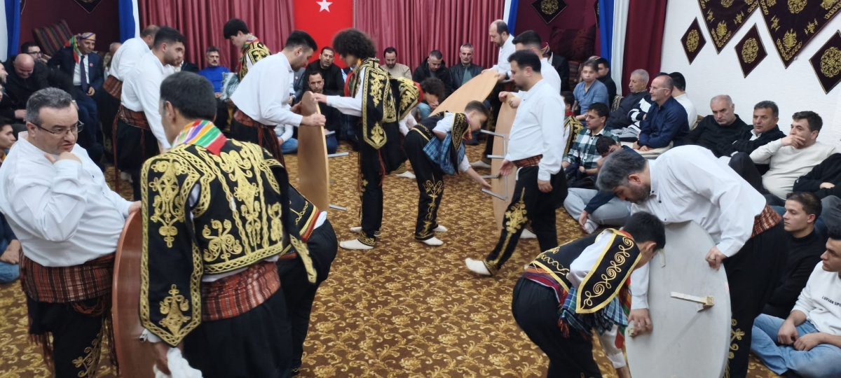 FOTOĞRAF KARELERİ: Sakarya Yaren Geceleri’nde Tarihi Anlar (07.02.2026) Sakarya Çankırılılar Derneği’nin ev sahipliğinde, Erenler Belediye Başkanı Şenol Dinç’in katılımıyla gerçekleşen muhteşem Yaren Gecesi’nden objektiflere