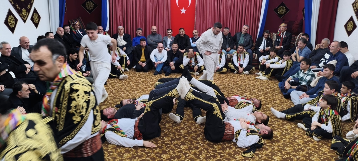 FOTOĞRAF KARELERİ: Sakarya Yaren Geceleri’nde Tarihi Anlar (07.02.2026) Sakarya Çankırılılar Derneği’nin ev sahipliğinde, Erenler Belediye Başkanı Şenol Dinç’in katılımıyla gerçekleşen muhteşem Yaren Gecesi’nden objektiflere