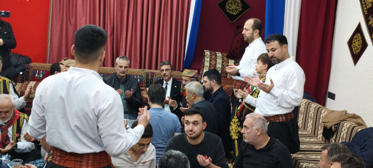 FOTOĞRAF KARELERİ: Sakarya Yaren Geceleri’nde Tarihi Anlar (07.02.2026) Sakarya Çankırılılar Derneği’nin ev sahipliğinde, Erenler Belediye Başkanı Şenol Dinç’in katılımıyla gerçekleşen muhteşem Yaren Gecesi’nden objektiflere