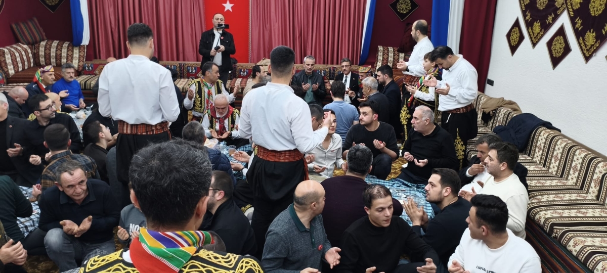 FOTOĞRAF KARELERİ: Sakarya Yaren Geceleri’nde Tarihi Anlar (07.02.2026) Sakarya Çankırılılar Derneği’nin ev sahipliğinde, Erenler Belediye Başkanı Şenol Dinç’in katılımıyla gerçekleşen muhteşem Yaren Gecesi’nden objektiflere