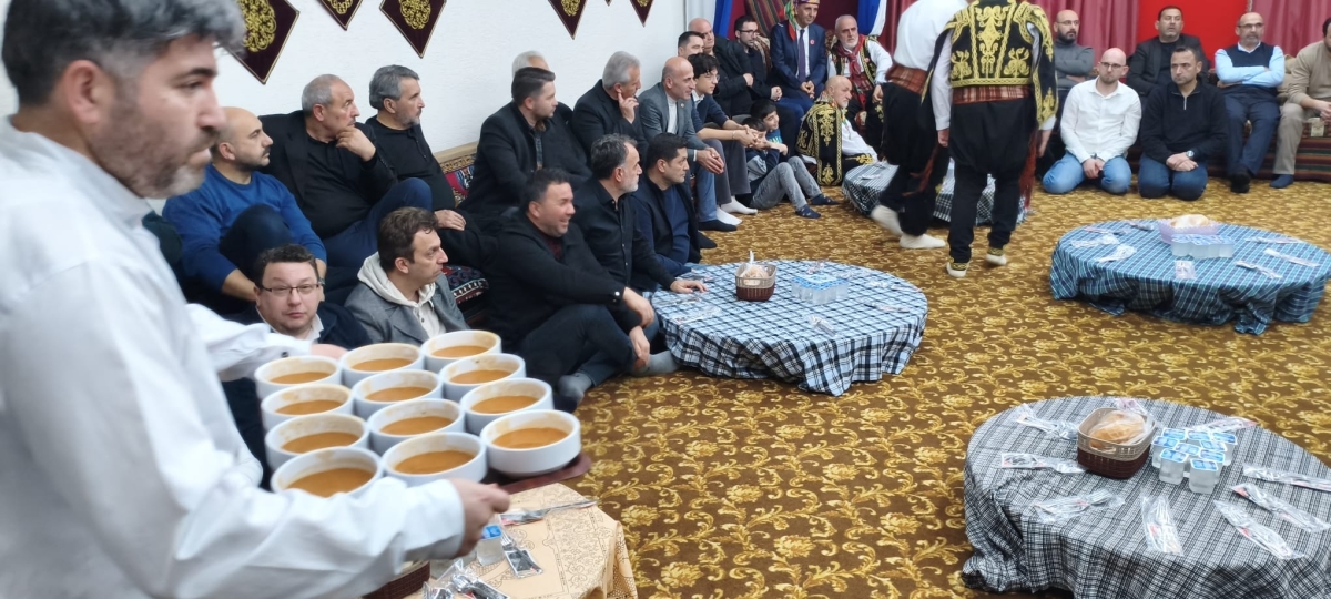 FOTOĞRAF KARELERİ: Sakarya Yaren Geceleri’nde Tarihi Anlar (07.02.2026) Sakarya Çankırılılar Derneği’nin ev sahipliğinde, Erenler Belediye Başkanı Şenol Dinç’in katılımıyla gerçekleşen muhteşem Yaren Gecesi’nden objektiflere