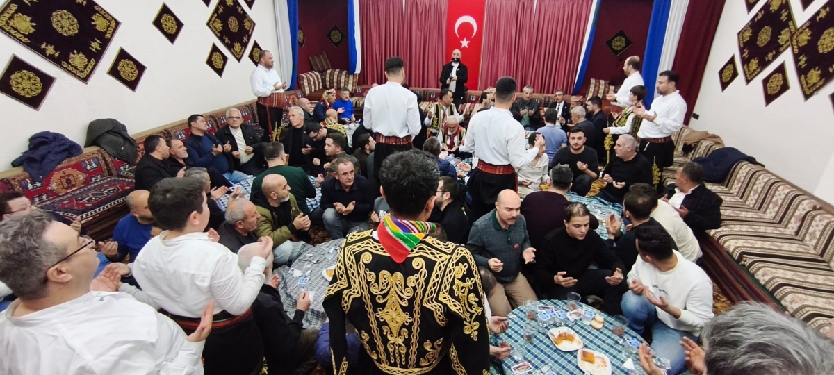FOTOĞRAF KARELERİ: Sakarya Yaren Geceleri’nde Tarihi Anlar (07.02.2026) Sakarya Çankırılılar Derneği’nin ev sahipliğinde, Erenler Belediye Başkanı Şenol Dinç’in katılımıyla gerçekleşen muhteşem Yaren Gecesi’nden objektiflere