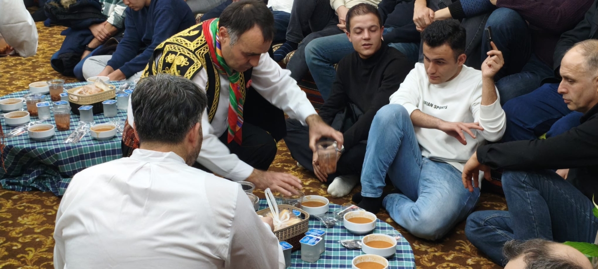FOTOĞRAF KARELERİ: Sakarya Yaren Geceleri’nde Tarihi Anlar (07.02.2026) Sakarya Çankırılılar Derneği’nin ev sahipliğinde, Erenler Belediye Başkanı Şenol Dinç’in katılımıyla gerçekleşen muhteşem Yaren Gecesi’nden objektiflere