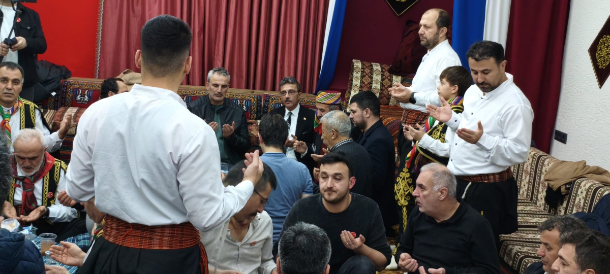 FOTOĞRAF KARELERİ: Sakarya Yaren Geceleri’nde Tarihi Anlar (07.02.2026) Sakarya Çankırılılar Derneği’nin ev sahipliğinde, Erenler Belediye Başkanı Şenol Dinç’in katılımıyla gerçekleşen muhteşem Yaren Gecesi’nden objektiflere