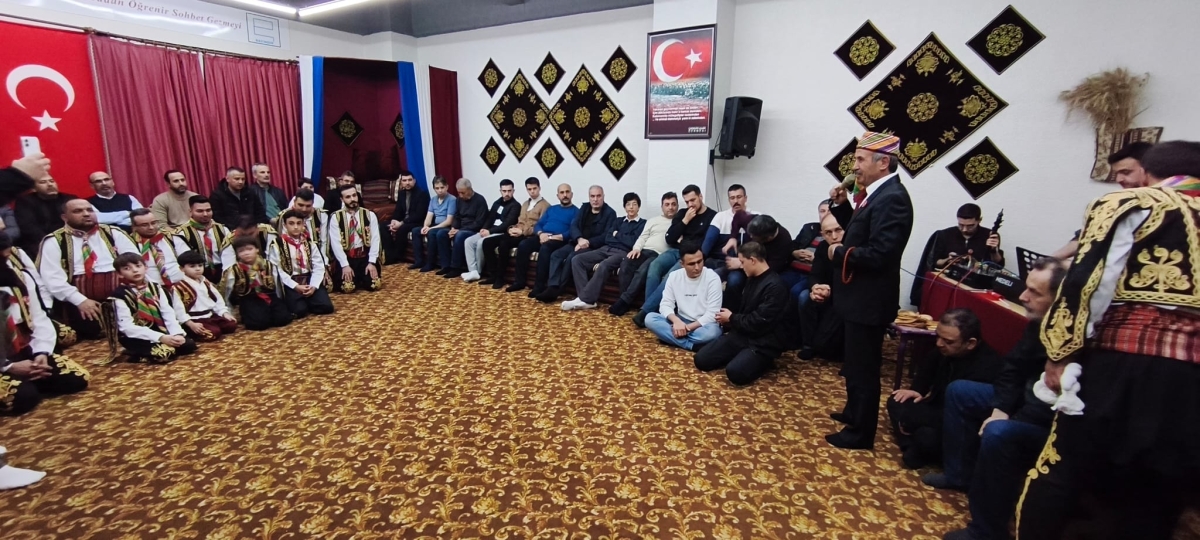 FOTOĞRAF KARELERİ: Sakarya Yaren Geceleri’nde Tarihi Anlar (07.02.2026) Sakarya Çankırılılar Derneği’nin ev sahipliğinde, Erenler Belediye Başkanı Şenol Dinç’in katılımıyla gerçekleşen muhteşem Yaren Gecesi’nden objektiflere