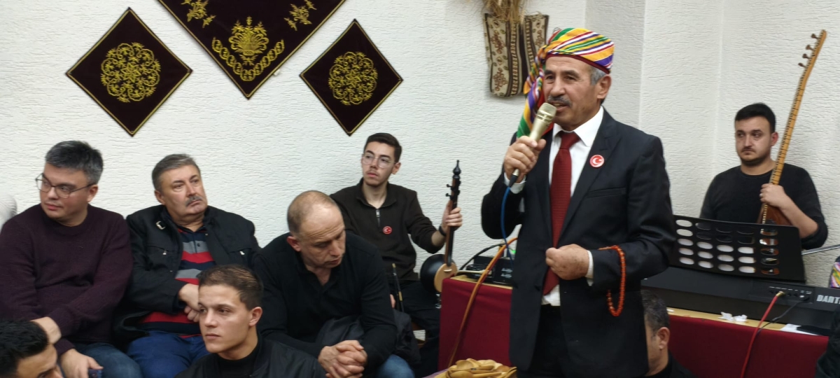 FOTOĞRAF KARELERİ: Sakarya Yaren Geceleri’nde Tarihi Anlar (07.02.2026) Sakarya Çankırılılar Derneği’nin ev sahipliğinde, Erenler Belediye Başkanı Şenol Dinç’in katılımıyla gerçekleşen muhteşem Yaren Gecesi’nden objektiflere