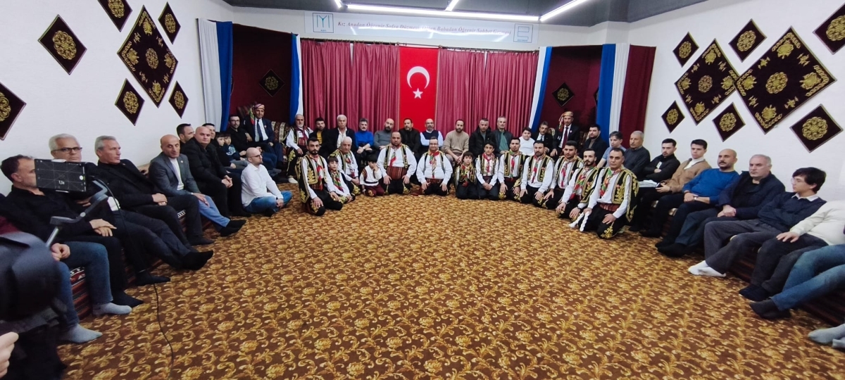 FOTOĞRAF KARELERİ: Sakarya Yaren Geceleri’nde Tarihi Anlar (07.02.2026) Sakarya Çankırılılar Derneği’nin ev sahipliğinde, Erenler Belediye Başkanı Şenol Dinç’in katılımıyla gerçekleşen muhteşem Yaren Gecesi’nden objektiflere