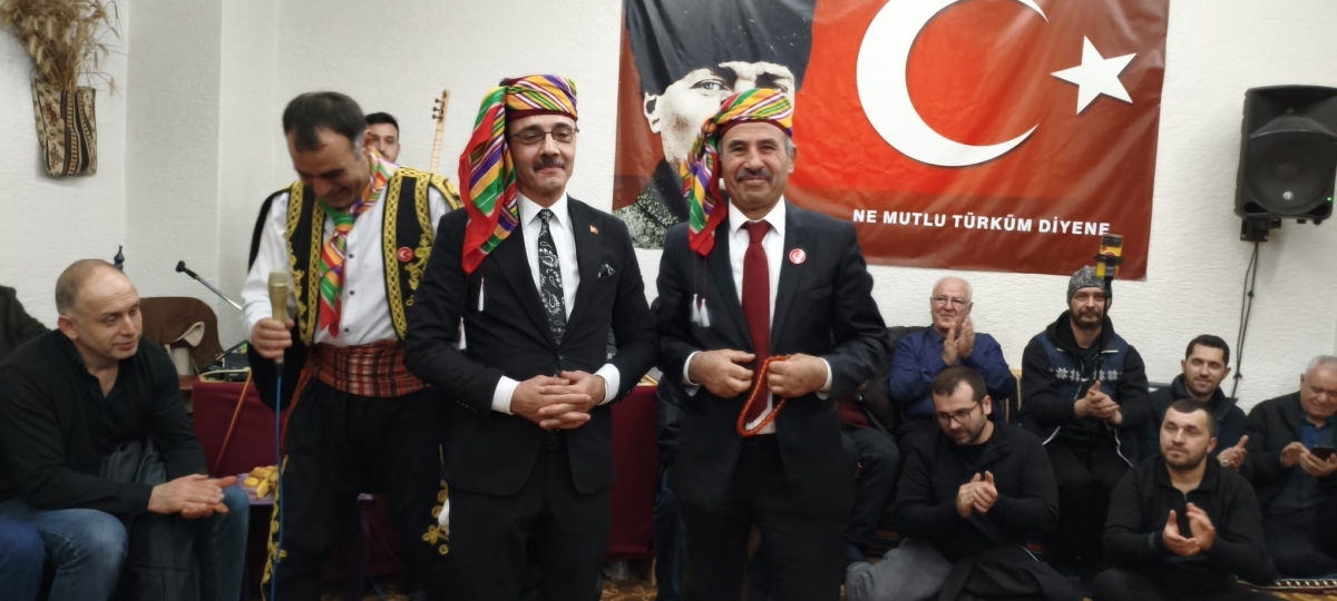 FOTOĞRAF KARELERİ: Sakarya Yaren Geceleri’nde Tarihi Anlar (07.02.2026) Sakarya Çankırılılar Derneği’nin ev sahipliğinde, Erenler Belediye Başkanı Şenol Dinç’in katılımıyla gerçekleşen muhteşem Yaren Gecesi’nden objektiflere
