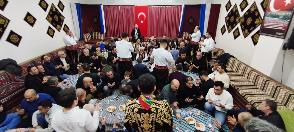 FOTOĞRAF KARELERİ: Sakarya Yaren Geceleri’nde Tarihi Anlar (07.02.2026) Sakarya Çankırılılar Derneği’nin ev sahipliğinde, Erenler Belediye Başkanı Şenol Dinç’in katılımıyla gerçekleşen muhteşem Yaren Gecesi’nden objektiflere