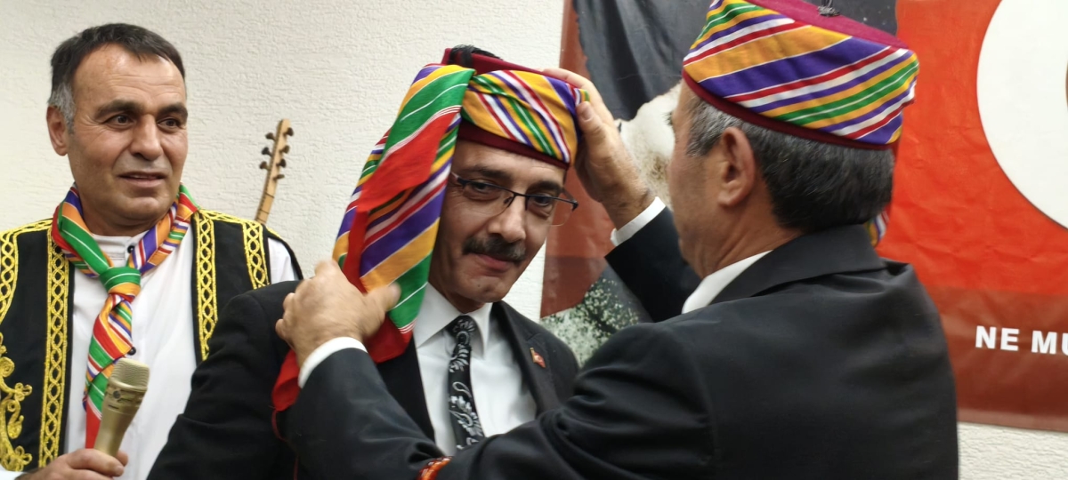 FOTOĞRAF KARELERİ: Sakarya Yaren Geceleri’nde Tarihi Anlar (07.02.2026) Sakarya Çankırılılar Derneği’nin ev sahipliğinde, Erenler Belediye Başkanı Şenol Dinç’in katılımıyla gerçekleşen muhteşem Yaren Gecesi’nden objektiflere