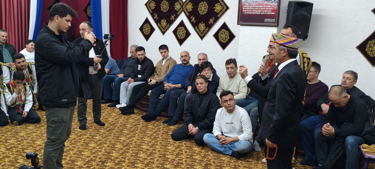 FOTOĞRAF KARELERİ: Sakarya Yaren Geceleri’nde Tarihi Anlar (07.02.2026) Sakarya Çankırılılar Derneği’nin ev sahipliğinde, Erenler Belediye Başkanı Şenol Dinç’in katılımıyla gerçekleşen muhteşem Yaren Gecesi’nden objektiflere