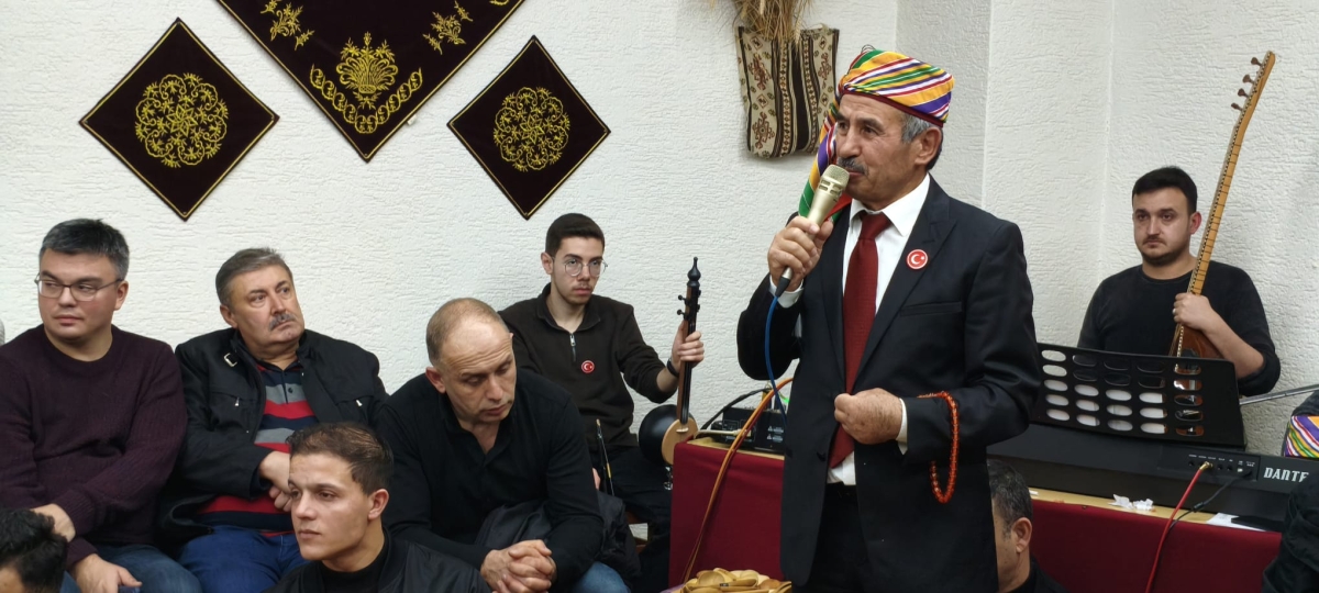 FOTOĞRAF KARELERİ: Sakarya Yaren Geceleri’nde Tarihi Anlar (07.02.2026) Sakarya Çankırılılar Derneği’nin ev sahipliğinde, Erenler Belediye Başkanı Şenol Dinç’in katılımıyla gerçekleşen muhteşem Yaren Gecesi’nden objektiflere
