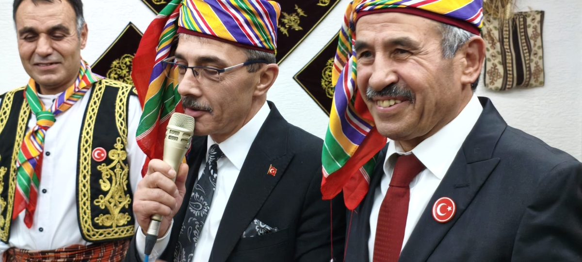 FOTOĞRAF KARELERİ: Sakarya Yaren Geceleri’nde Tarihi Anlar (07.02.2026) Sakarya Çankırılılar Derneği’nin ev sahipliğinde, Erenler Belediye Başkanı Şenol Dinç’in katılımıyla gerçekleşen muhteşem Yaren Gecesi’nden objektiflere