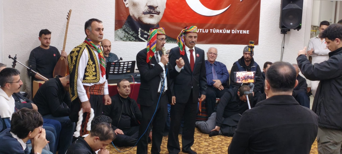 FOTOĞRAF KARELERİ: Sakarya Yaren Geceleri’nde Tarihi Anlar (07.02.2026) Sakarya Çankırılılar Derneği’nin ev sahipliğinde, Erenler Belediye Başkanı Şenol Dinç’in katılımıyla gerçekleşen muhteşem Yaren Gecesi’nden objektiflere
