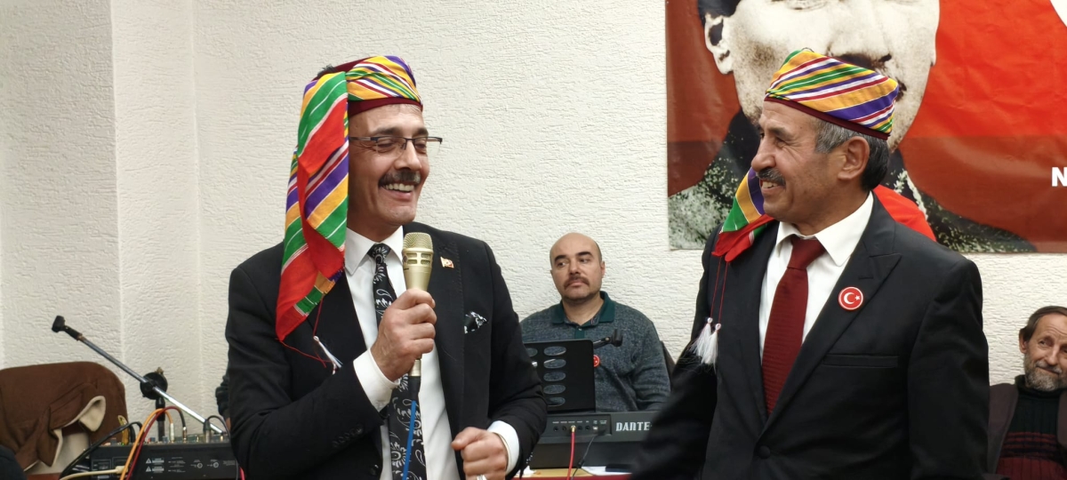 FOTOĞRAF KARELERİ: Sakarya Yaren Geceleri’nde Tarihi Anlar (07.02.2026) Sakarya Çankırılılar Derneği’nin ev sahipliğinde, Erenler Belediye Başkanı Şenol Dinç’in katılımıyla gerçekleşen muhteşem Yaren Gecesi’nden objektiflere