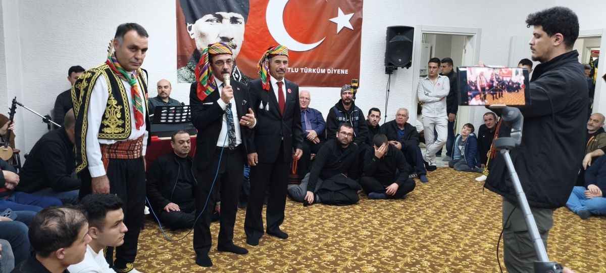 FOTOĞRAF KARELERİ: Sakarya Yaren Geceleri’nde Tarihi Anlar (07.02.2026) Sakarya Çankırılılar Derneği’nin ev sahipliğinde, Erenler Belediye Başkanı Şenol Dinç’in katılımıyla gerçekleşen muhteşem Yaren Gecesi’nden objektiflere