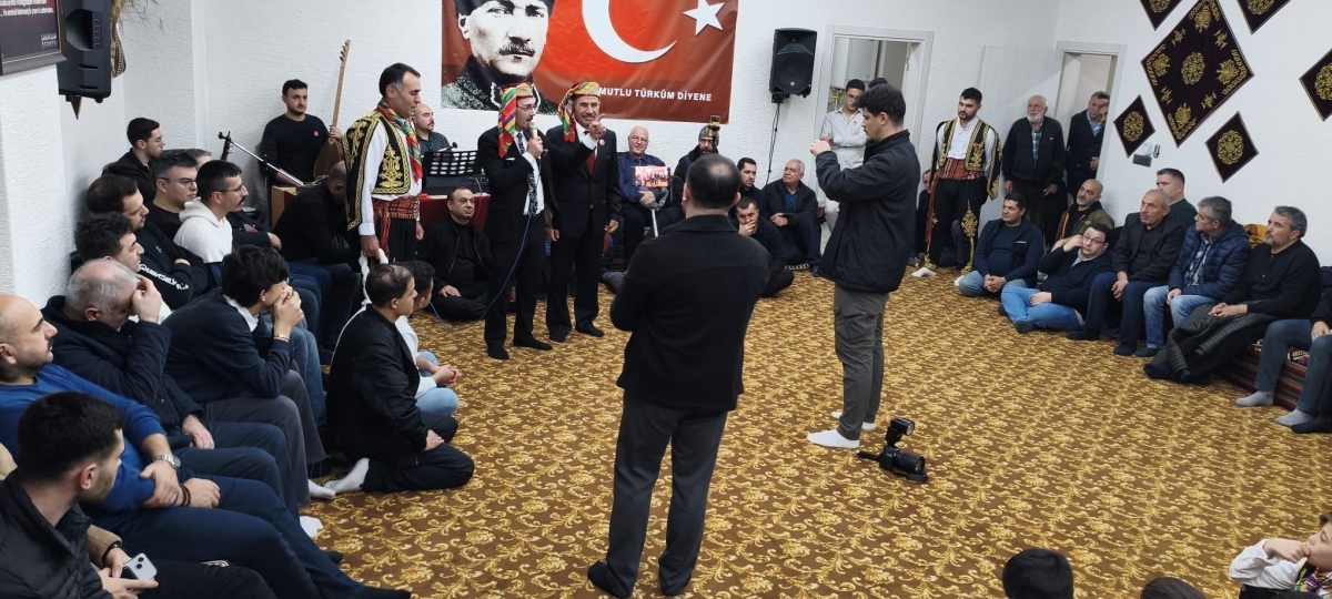 FOTOĞRAF KARELERİ: Sakarya Yaren Geceleri’nde Tarihi Anlar (07.02.2026) Sakarya Çankırılılar Derneği’nin ev sahipliğinde, Erenler Belediye Başkanı Şenol Dinç’in katılımıyla gerçekleşen muhteşem Yaren Gecesi’nden objektiflere