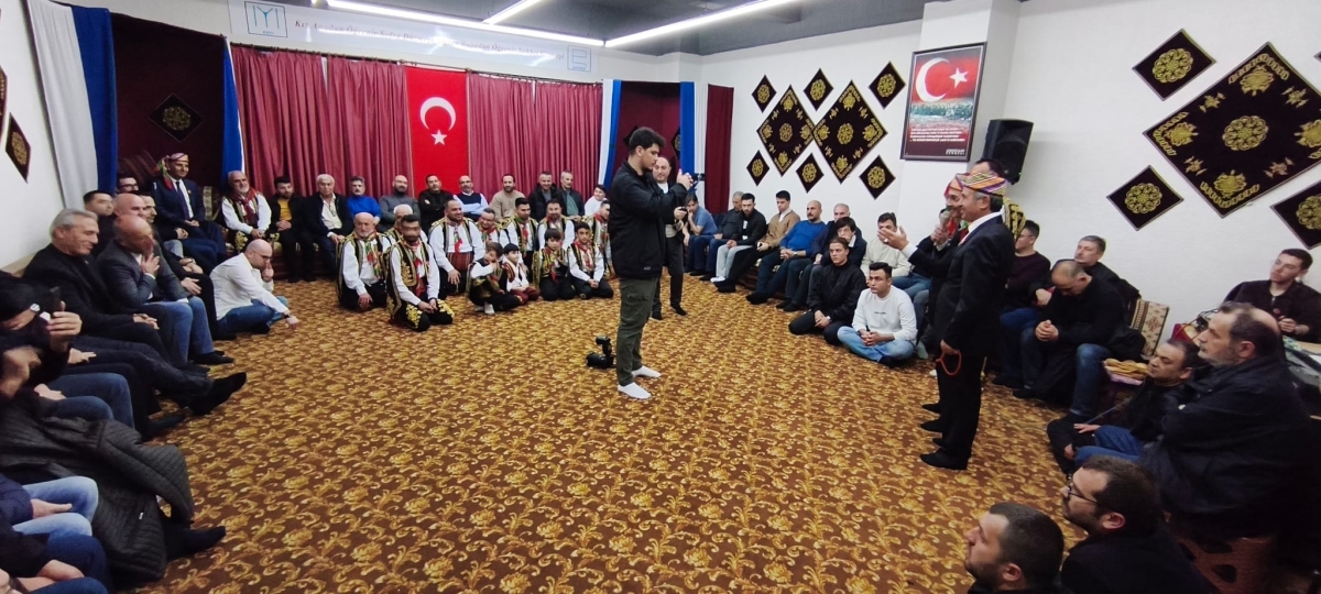FOTOĞRAF KARELERİ: Sakarya Yaren Geceleri’nde Tarihi Anlar (07.02.2026) Sakarya Çankırılılar Derneği’nin ev sahipliğinde, Erenler Belediye Başkanı Şenol Dinç’in katılımıyla gerçekleşen muhteşem Yaren Gecesi’nden objektiflere