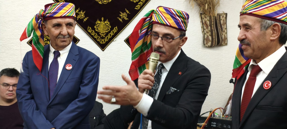 FOTOĞRAF KARELERİ: Sakarya Yaren Geceleri’nde Tarihi Anlar (07.02.2026) Sakarya Çankırılılar Derneği’nin ev sahipliğinde, Erenler Belediye Başkanı Şenol Dinç’in katılımıyla gerçekleşen muhteşem Yaren Gecesi’nden objektiflere