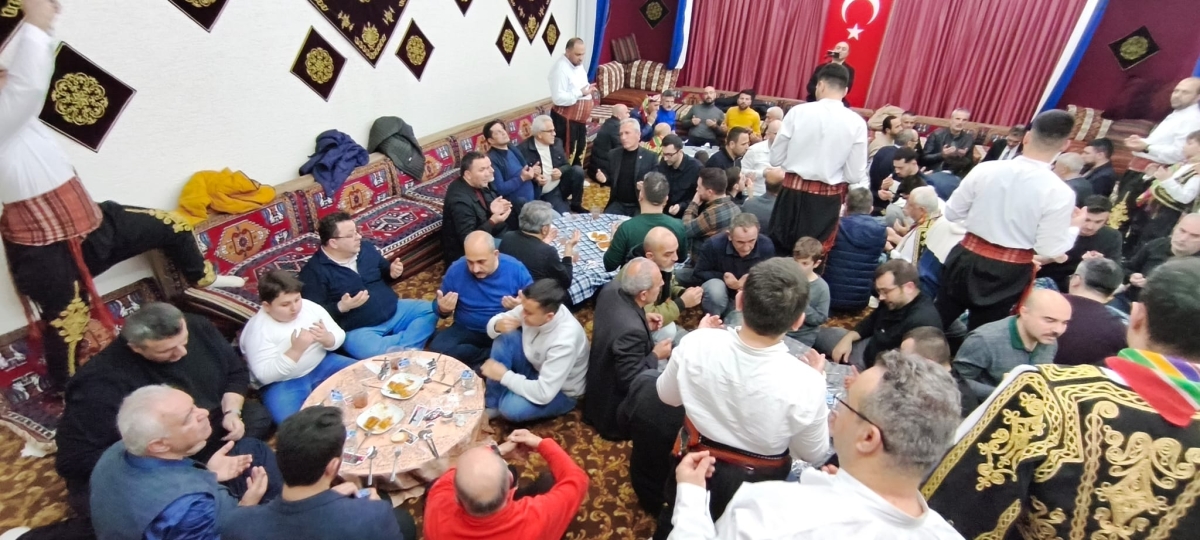 FOTOĞRAF KARELERİ: Sakarya Yaren Geceleri’nde Tarihi Anlar (07.02.2026) Sakarya Çankırılılar Derneği’nin ev sahipliğinde, Erenler Belediye Başkanı Şenol Dinç’in katılımıyla gerçekleşen muhteşem Yaren Gecesi’nden objektiflere