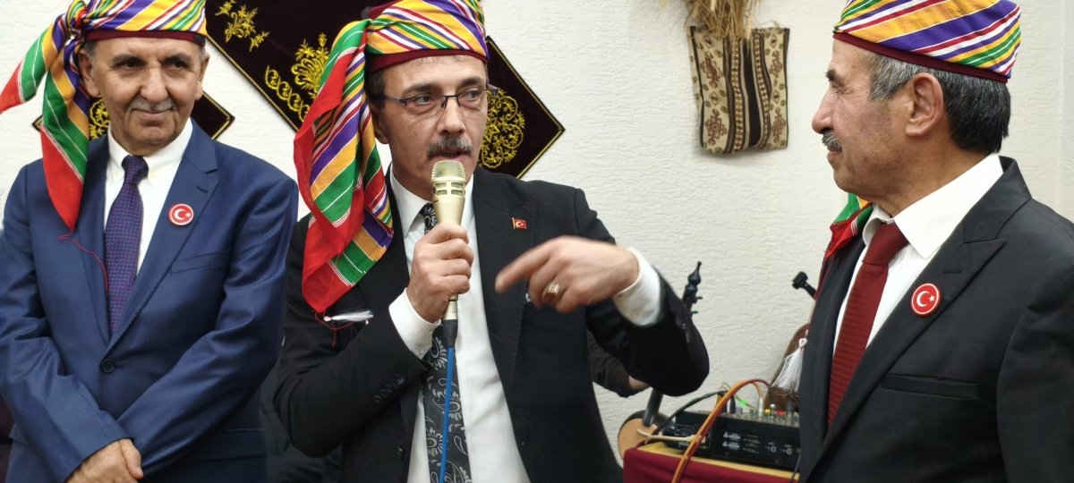 FOTOĞRAF KARELERİ: Sakarya Yaren Geceleri’nde Tarihi Anlar (07.02.2026) Sakarya Çankırılılar Derneği’nin ev sahipliğinde, Erenler Belediye Başkanı Şenol Dinç’in katılımıyla gerçekleşen muhteşem Yaren Gecesi’nden objektiflere