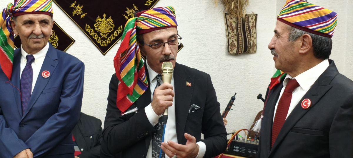 FOTOĞRAF KARELERİ: Sakarya Yaren Geceleri’nde Tarihi Anlar (07.02.2026) Sakarya Çankırılılar Derneği’nin ev sahipliğinde, Erenler Belediye Başkanı Şenol Dinç’in katılımıyla gerçekleşen muhteşem Yaren Gecesi’nden objektiflere