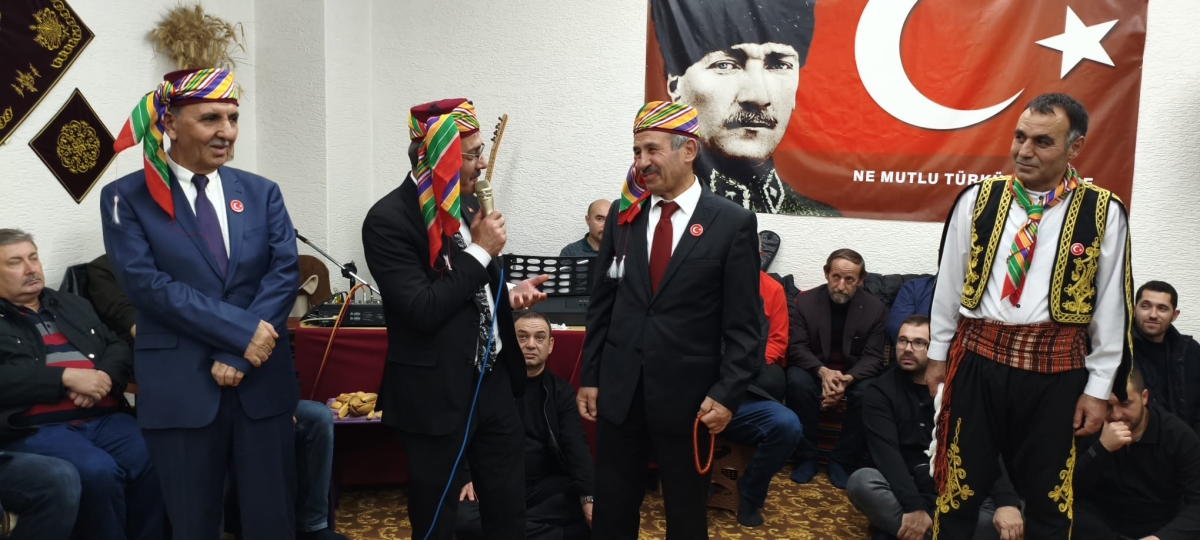 FOTOĞRAF KARELERİ: Sakarya Yaren Geceleri’nde Tarihi Anlar (07.02.2026) Sakarya Çankırılılar Derneği’nin ev sahipliğinde, Erenler Belediye Başkanı Şenol Dinç’in katılımıyla gerçekleşen muhteşem Yaren Gecesi’nden objektiflere