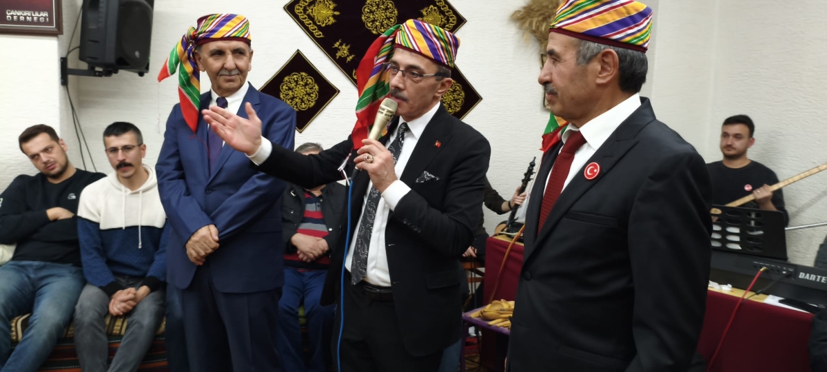 FOTOĞRAF KARELERİ: Sakarya Yaren Geceleri’nde Tarihi Anlar (07.02.2026) Sakarya Çankırılılar Derneği’nin ev sahipliğinde, Erenler Belediye Başkanı Şenol Dinç’in katılımıyla gerçekleşen muhteşem Yaren Gecesi’nden objektiflere
