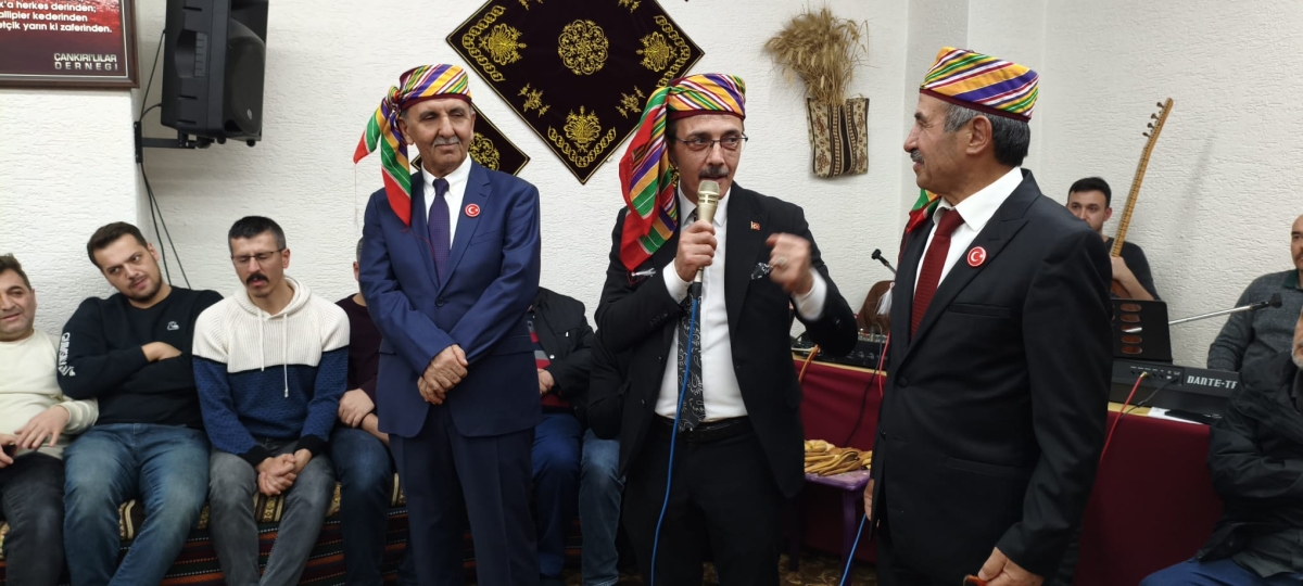 FOTOĞRAF KARELERİ: Sakarya Yaren Geceleri’nde Tarihi Anlar (07.02.2026) Sakarya Çankırılılar Derneği’nin ev sahipliğinde, Erenler Belediye Başkanı Şenol Dinç’in katılımıyla gerçekleşen muhteşem Yaren Gecesi’nden objektiflere