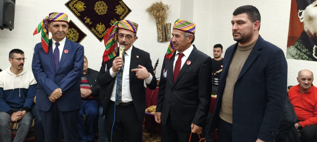 FOTOĞRAF KARELERİ: Sakarya Yaren Geceleri’nde Tarihi Anlar (07.02.2026) Sakarya Çankırılılar Derneği’nin ev sahipliğinde, Erenler Belediye Başkanı Şenol Dinç’in katılımıyla gerçekleşen muhteşem Yaren Gecesi’nden objektiflere