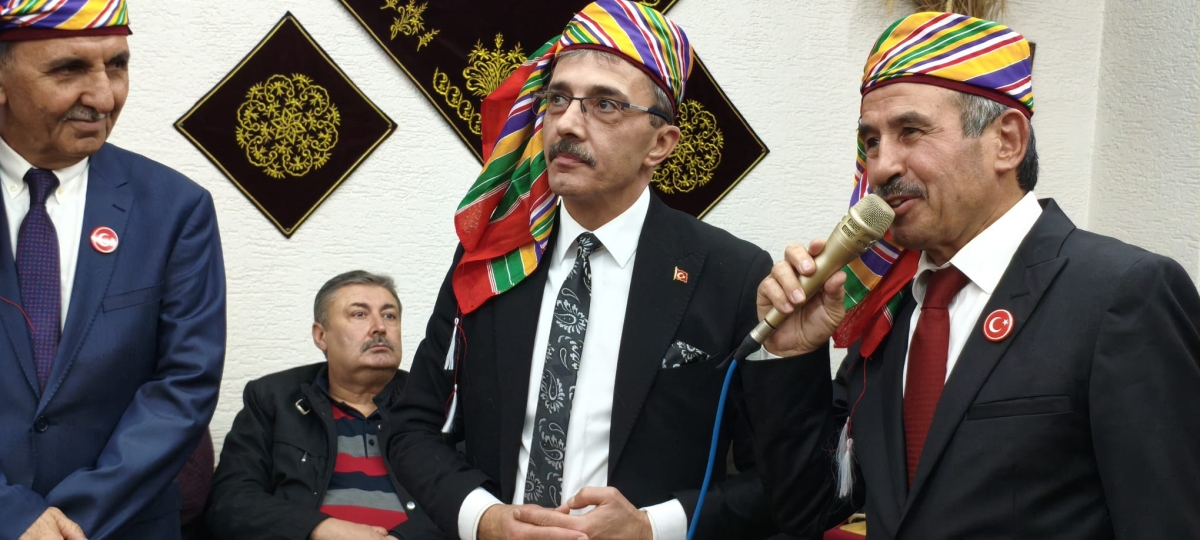 FOTOĞRAF KARELERİ: Sakarya Yaren Geceleri’nde Tarihi Anlar (07.02.2026) Sakarya Çankırılılar Derneği’nin ev sahipliğinde, Erenler Belediye Başkanı Şenol Dinç’in katılımıyla gerçekleşen muhteşem Yaren Gecesi’nden objektiflere