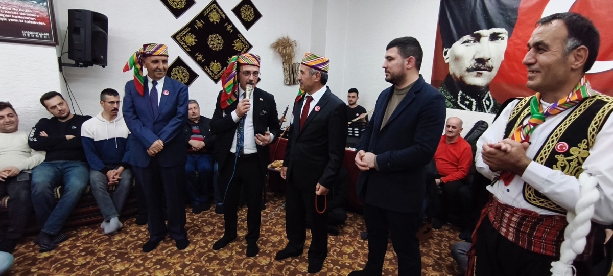 FOTOĞRAF KARELERİ: Sakarya Yaren Geceleri’nde Tarihi Anlar (07.02.2026) Sakarya Çankırılılar Derneği’nin ev sahipliğinde, Erenler Belediye Başkanı Şenol Dinç’in katılımıyla gerçekleşen muhteşem Yaren Gecesi’nden objektiflere