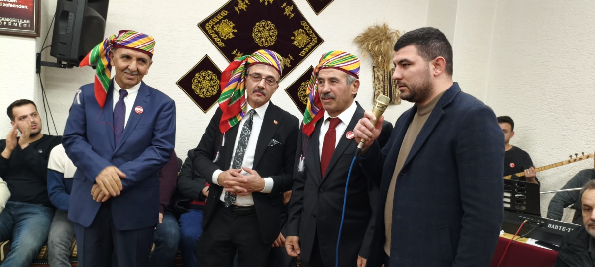 FOTOĞRAF KARELERİ: Sakarya Yaren Geceleri’nde Tarihi Anlar (07.02.2026) Sakarya Çankırılılar Derneği’nin ev sahipliğinde, Erenler Belediye Başkanı Şenol Dinç’in katılımıyla gerçekleşen muhteşem Yaren Gecesi’nden objektiflere