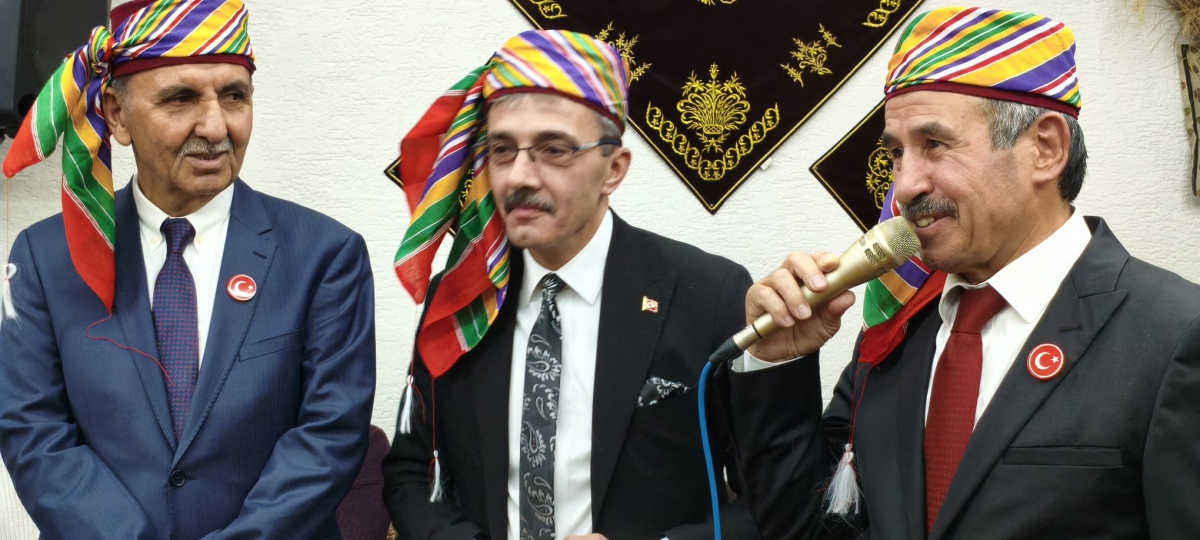 FOTOĞRAF KARELERİ: Sakarya Yaren Geceleri’nde Tarihi Anlar (07.02.2026) Sakarya Çankırılılar Derneği’nin ev sahipliğinde, Erenler Belediye Başkanı Şenol Dinç’in katılımıyla gerçekleşen muhteşem Yaren Gecesi’nden objektiflere