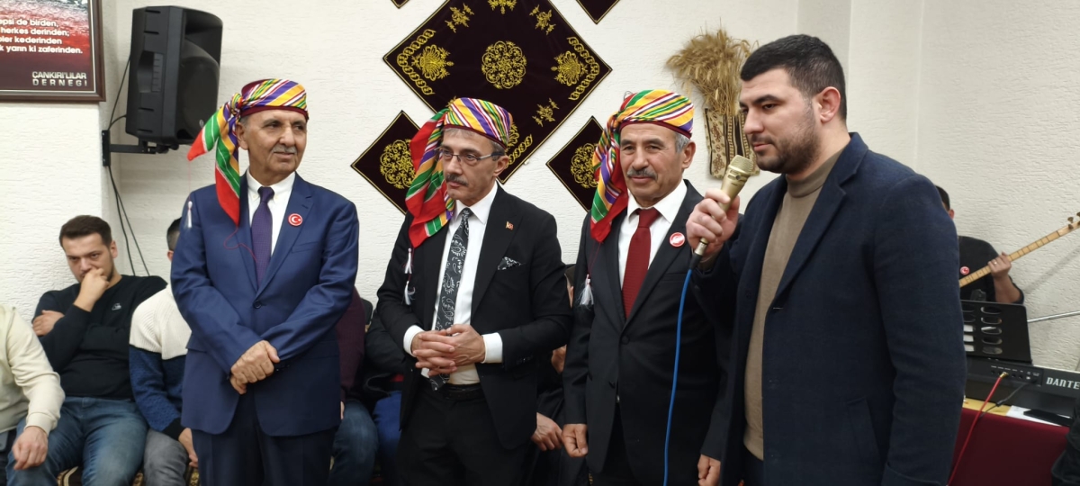 FOTOĞRAF KARELERİ: Sakarya Yaren Geceleri’nde Tarihi Anlar (07.02.2026) Sakarya Çankırılılar Derneği’nin ev sahipliğinde, Erenler Belediye Başkanı Şenol Dinç’in katılımıyla gerçekleşen muhteşem Yaren Gecesi’nden objektiflere