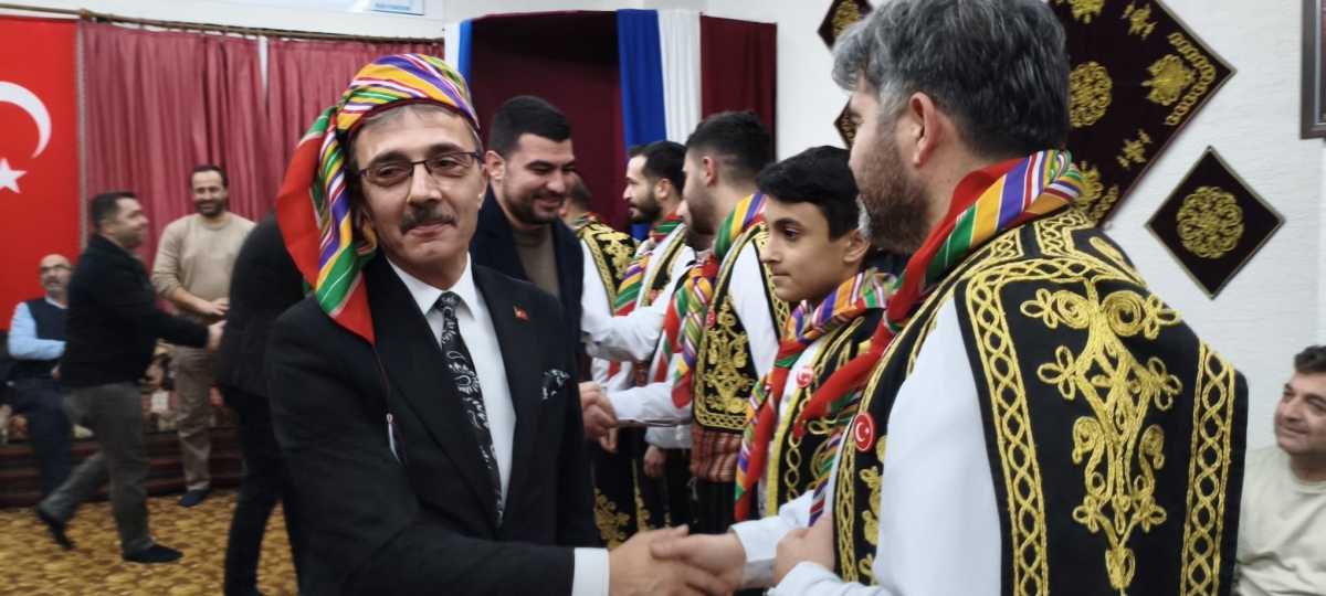 FOTOĞRAF KARELERİ: Sakarya Yaren Geceleri’nde Tarihi Anlar (07.02.2026) Sakarya Çankırılılar Derneği’nin ev sahipliğinde, Erenler Belediye Başkanı Şenol Dinç’in katılımıyla gerçekleşen muhteşem Yaren Gecesi’nden objektiflere