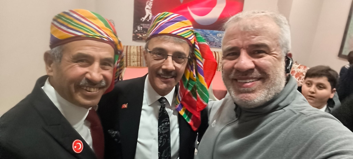 FOTOĞRAF KARELERİ: Sakarya Yaren Geceleri’nde Tarihi Anlar (07.02.2026) Sakarya Çankırılılar Derneği’nin ev sahipliğinde, Erenler Belediye Başkanı Şenol Dinç’in katılımıyla gerçekleşen muhteşem Yaren Gecesi’nden objektiflere